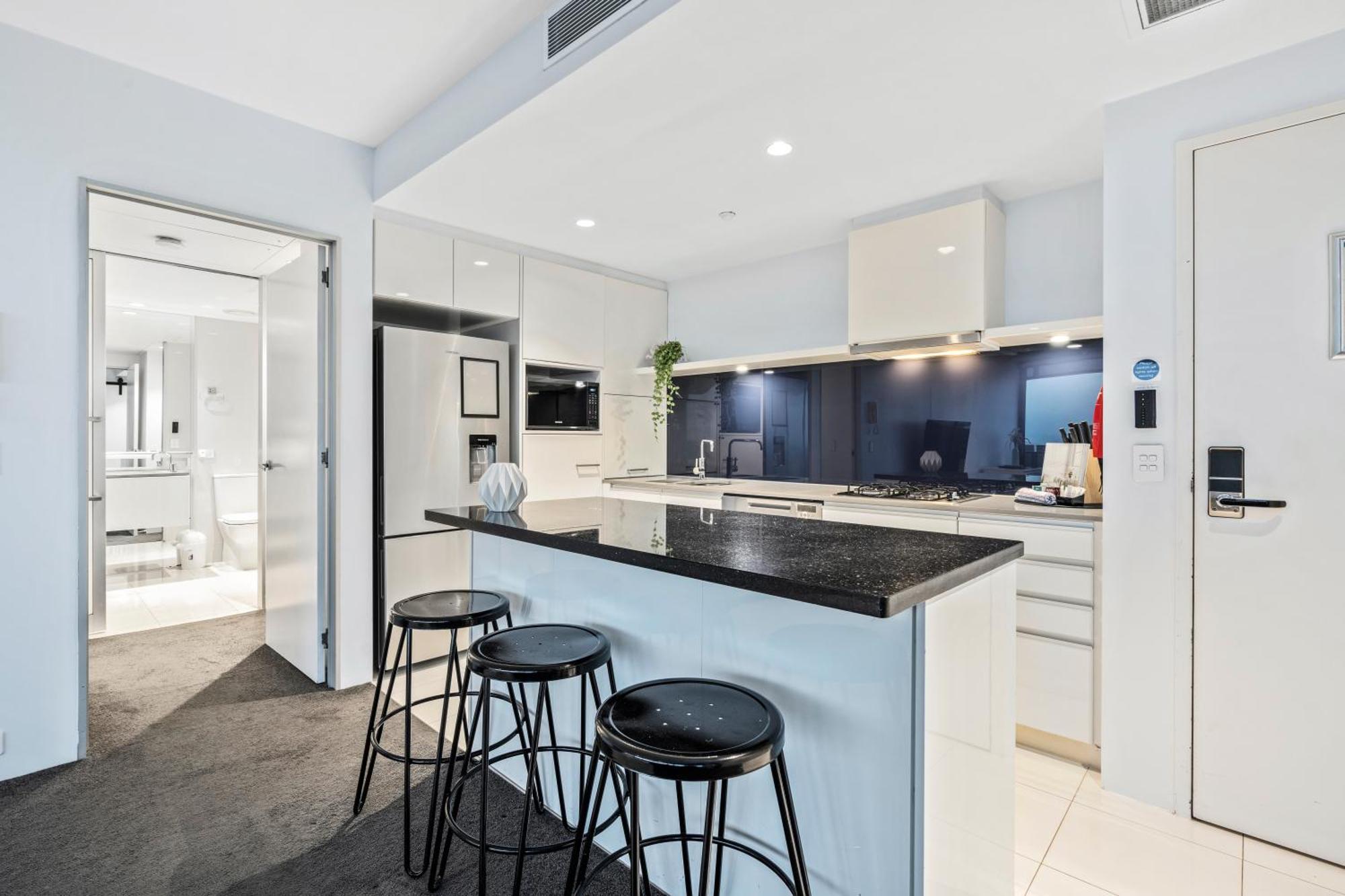 Circle On Cavill - Self Contained & Privately Managed Apartments - Wow Stay Голд-Кост Экстерьер фото